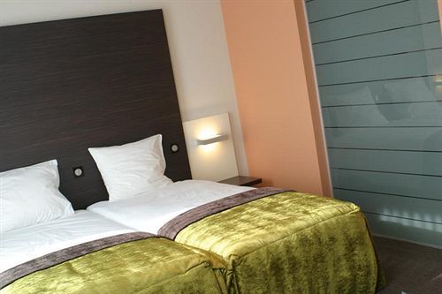 Le Merceny Motel Бастонь Экстерьер фото