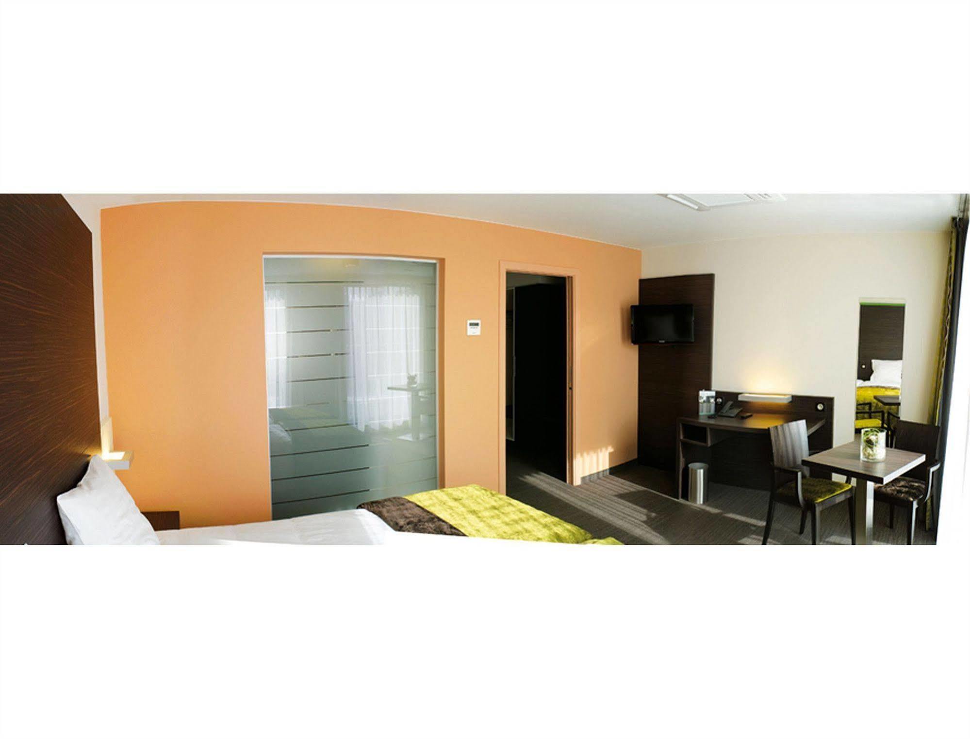 Le Merceny Motel Бастонь Экстерьер фото